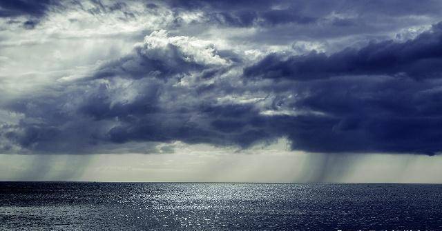 灰蒙蒙的阴雨天带给人的心情是伤感的.
