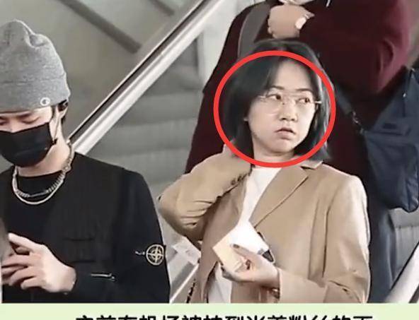 王一博曾被前经纪人黑脸翻白眼,签字现场3次回头问话被无视_张智霖