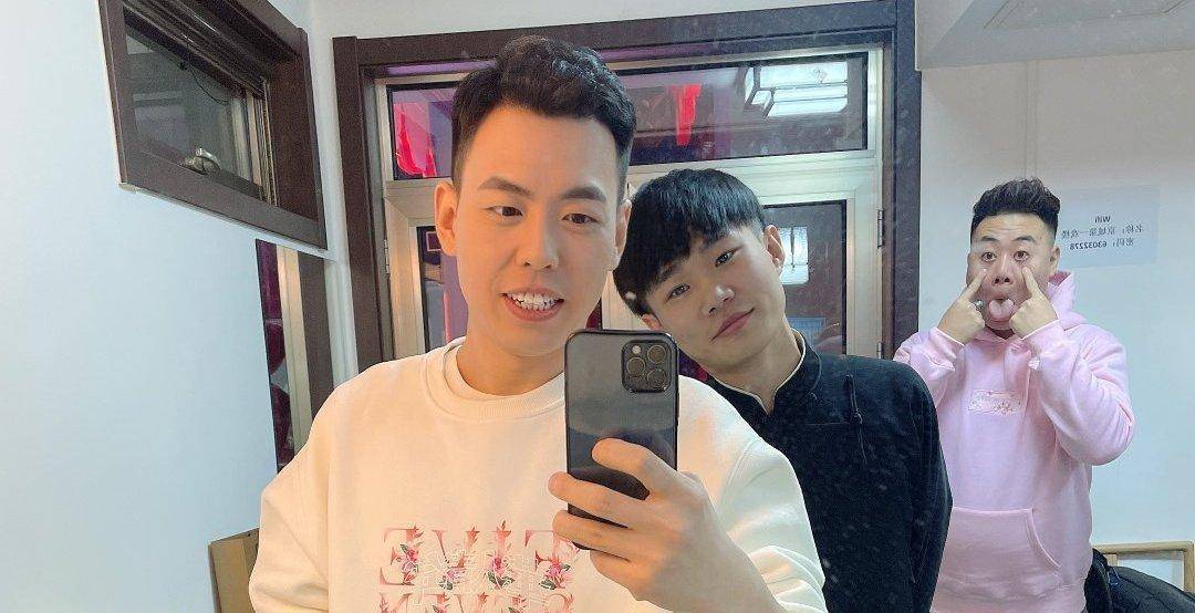 阎鹤祥全图虚化排练照片,照片中的绿袖少年是你最爱的郭麒麟么?