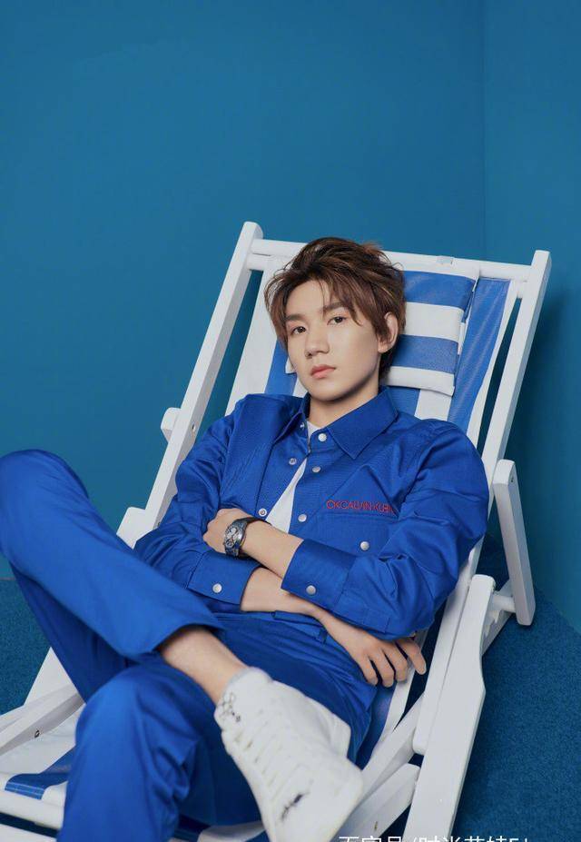 王源《明星制片人微计划》私服,蓝色装太惊艳,18岁这样穿合适吗