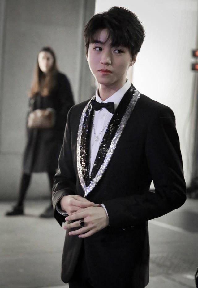 去年,在米兰时装周上首次t台走秀的tfboys组合队长王俊凯再次受邀亮相