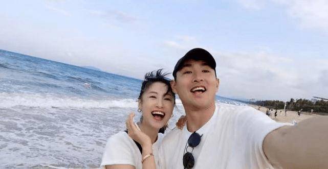 王彦霖与老婆艾佳妮甜撒糖,俩人同吃一盘美食,嘟嘴卖萌好恩爱_生活