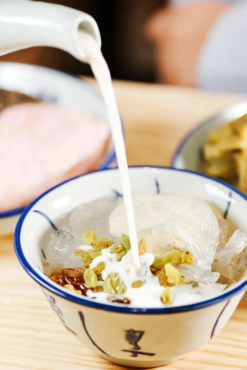 将腐竹和白果配对,到了潮汕,你则会被一碗甜汤里眼花缭乱的食材迷倒