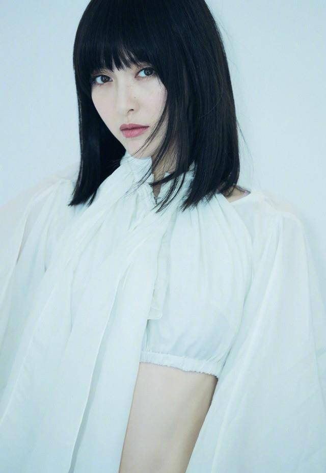 唐嫣齐刘海发型拍写真显稚嫩,罕见露小腹两个表情显内心小波动_女神