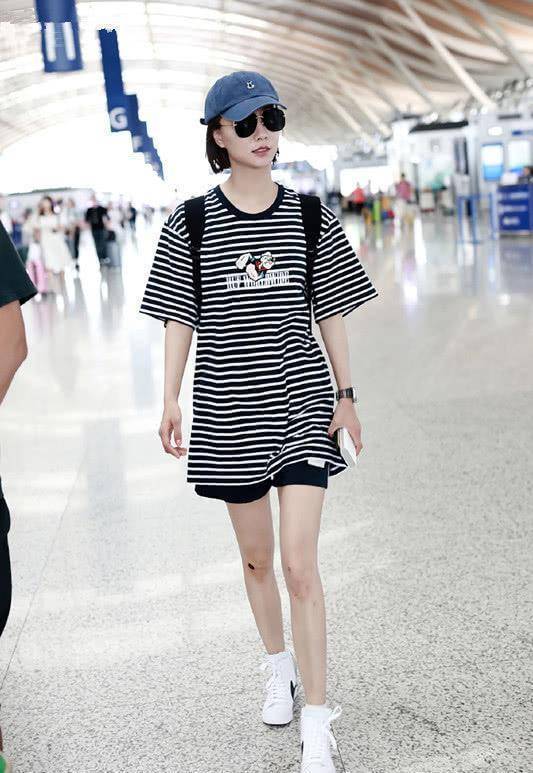 王珞丹走机场,身穿t恤裙搭运动短裤,台上台下两种风格!