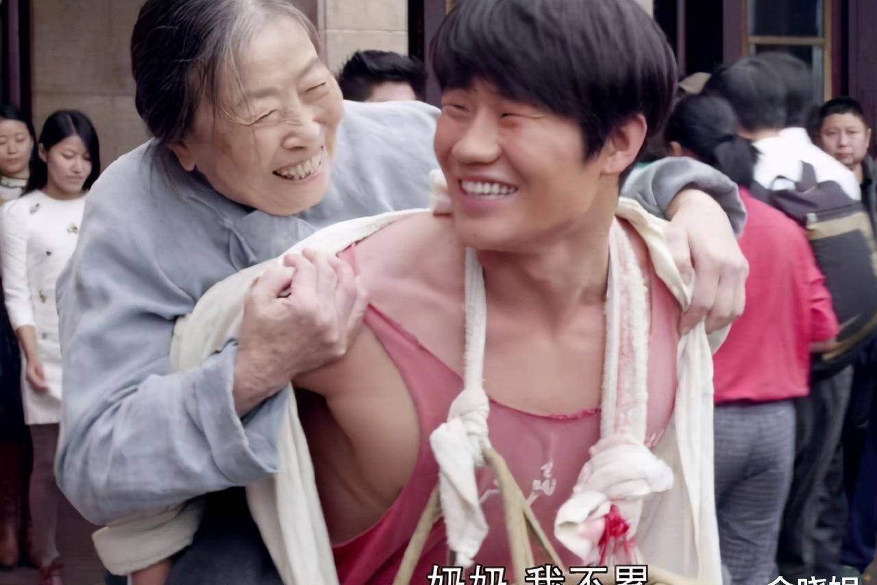 小兵张嘎里的嘎子哥去看望老婆的奶奶张少华,83岁身体还是硬朗_谢孟伟