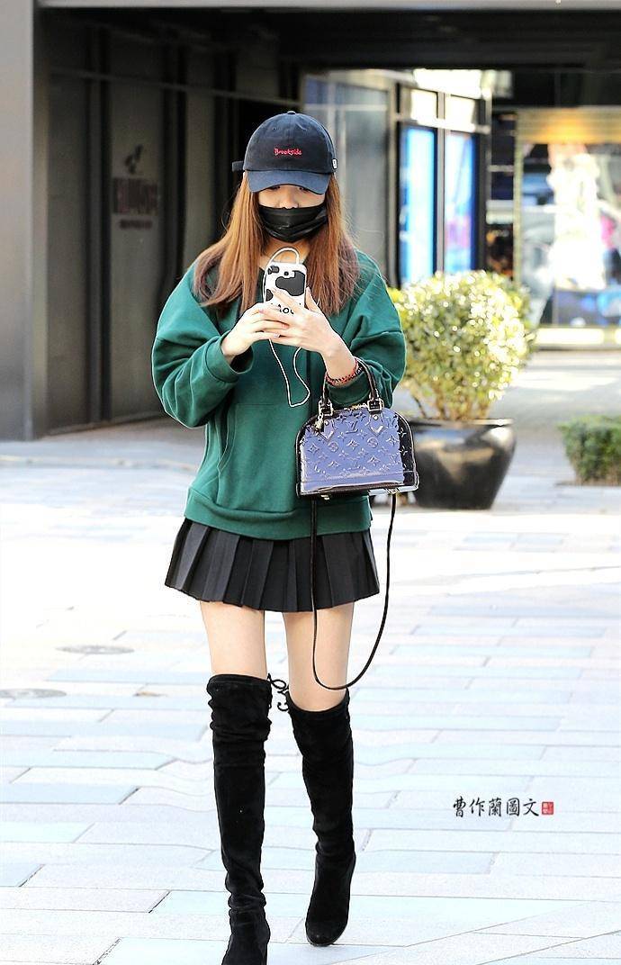 街拍:穿出早秋味道的高筒靴美女_牛仔裤_靴子_黑色
