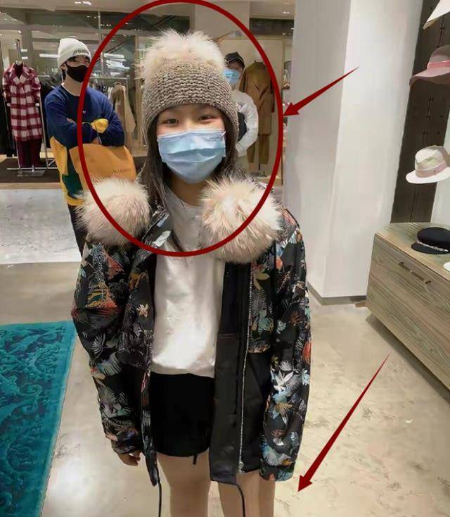 本身長的和媽媽就很像,穿搭起來更加的精緻美麗了,才11歲的小姑娘享受