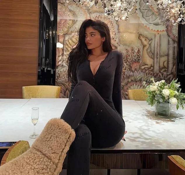 肯达尔·詹娜和凯莉在ins上发近照,展示了时髦性感的滑雪造型_黑色