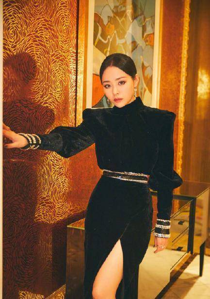 张靓颖化身钮钴禄张珍,高开叉长裙冷艳动人,超a国际范_冯轲_外形_婚姻