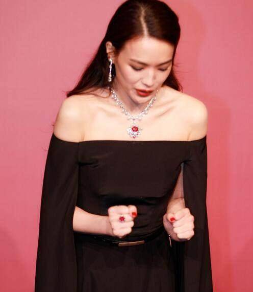 舒淇不惧严寒出席活动大露香肩捞金,网友:说好的告别演艺圈呢?
