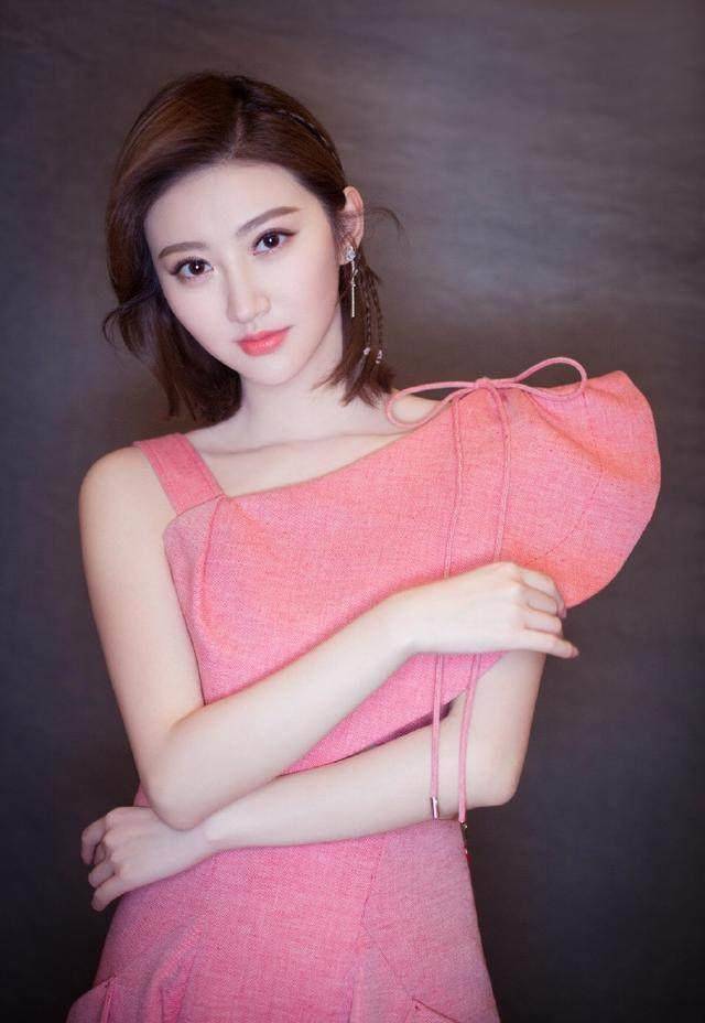 舒畅纽约街拍和景甜衣服撞色,网友:一个气质女人,一个俏皮可爱_短发