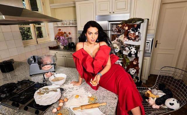 c罗女友乔治娜怀孕身材一样火辣,性感翘臀训练菜单曝光_运动_生活