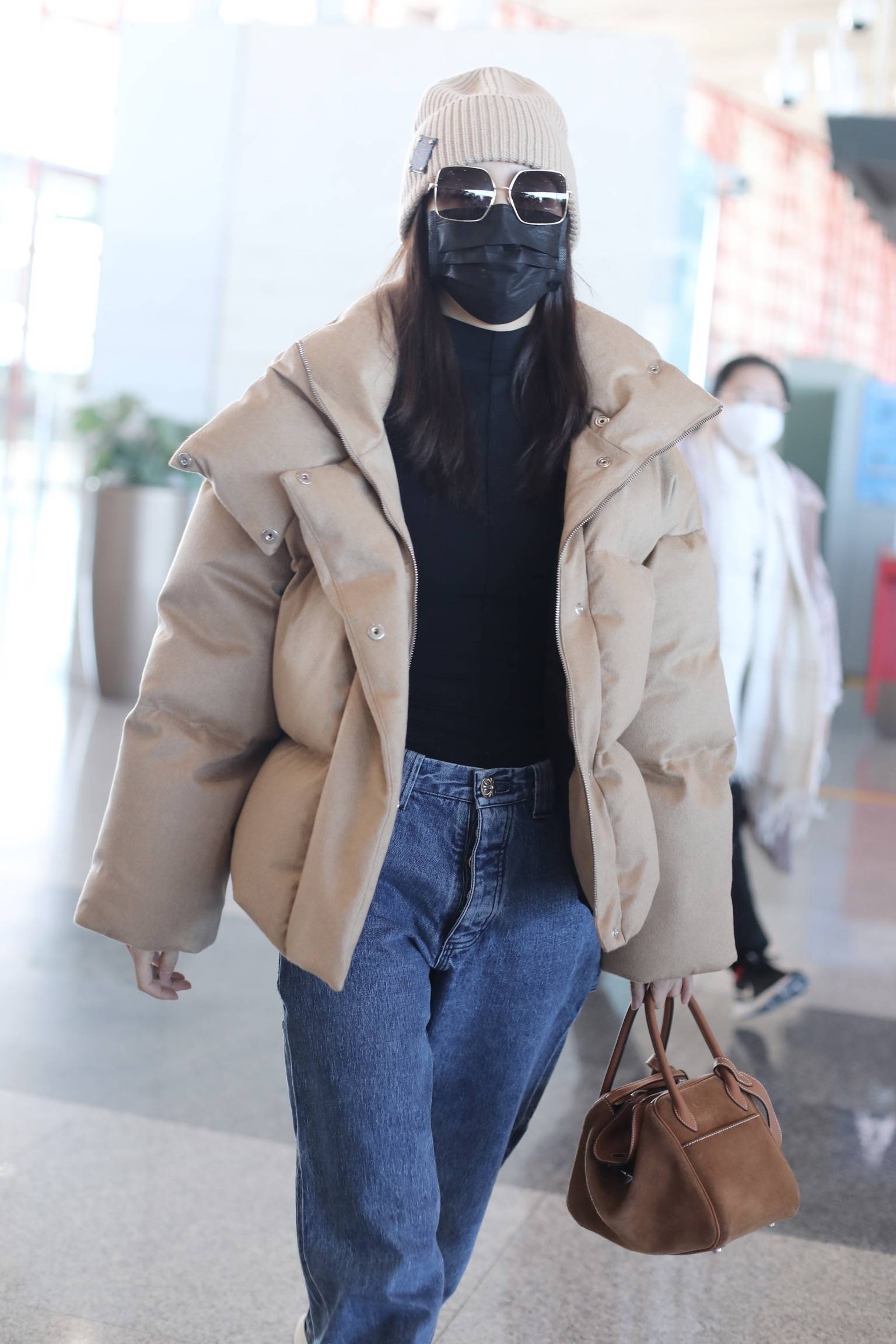 明星超模就爱穿这款羽绒服,腰臀线条都能完美释放!_面包_进行_造型