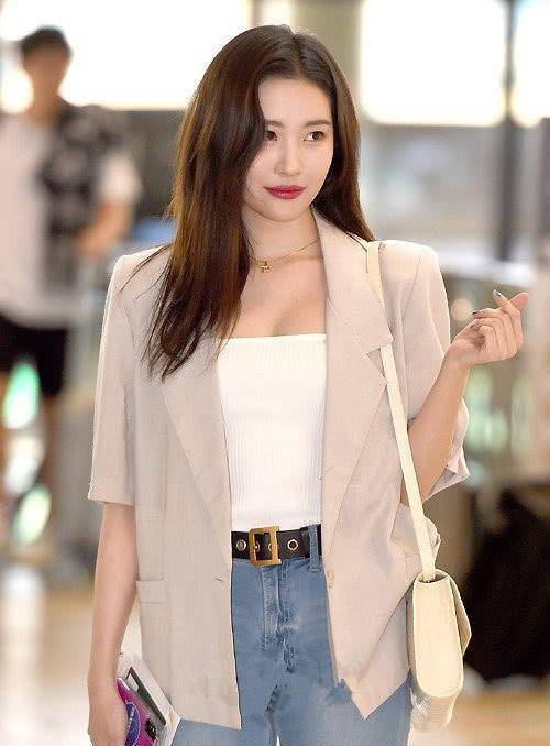 又可以穿拖鞋了,李宣美身穿小西装,下搭九分裤和拖鞋休闲自在!