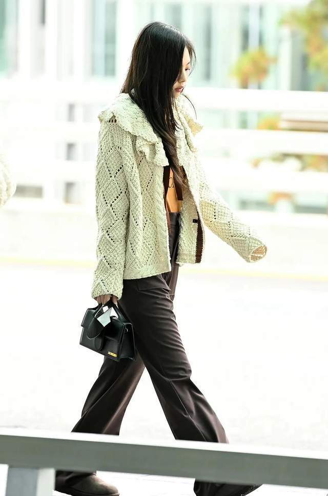 金智妮展现慵懒风造型,针织开衫配高腰裤,随性舒服!