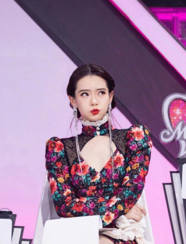 旗袍非要配小白鞋,网友:这"奶棒腿"无敌撩_戚薇_身材_双腿