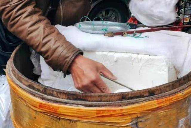 厦门大叔以前常在医院门口卖"糯叽叽糕",如今能否吃到全靠运气_茯苓糕