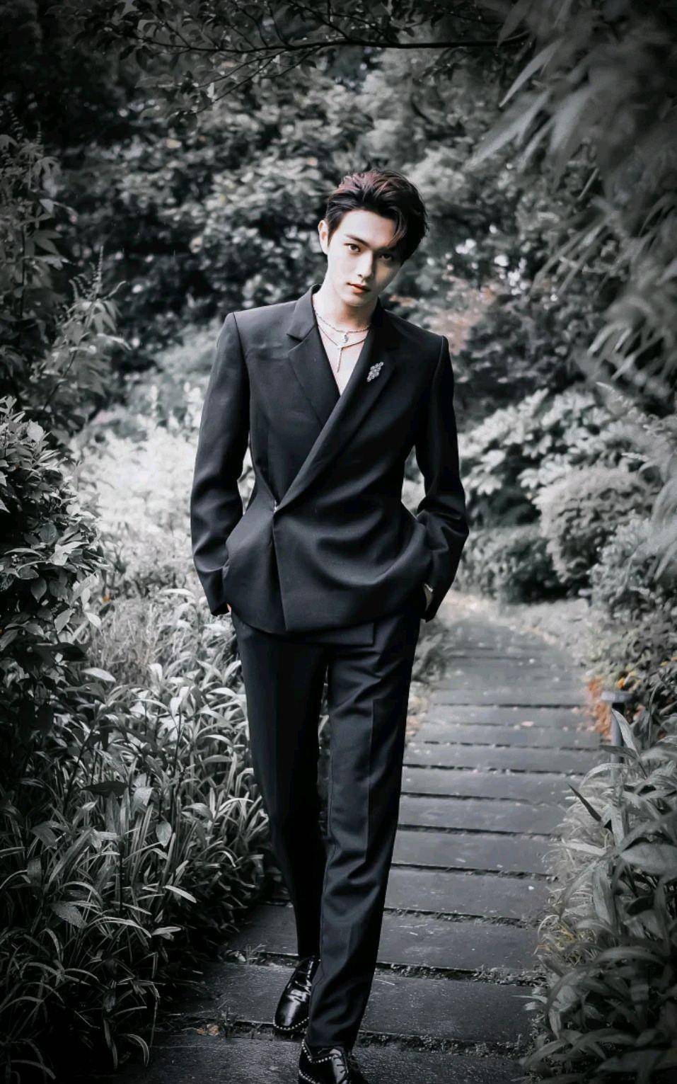 许凯的帅气穿搭超有范,西装雅正,休闲装惬意,各有风格_黑色_气质_颜色