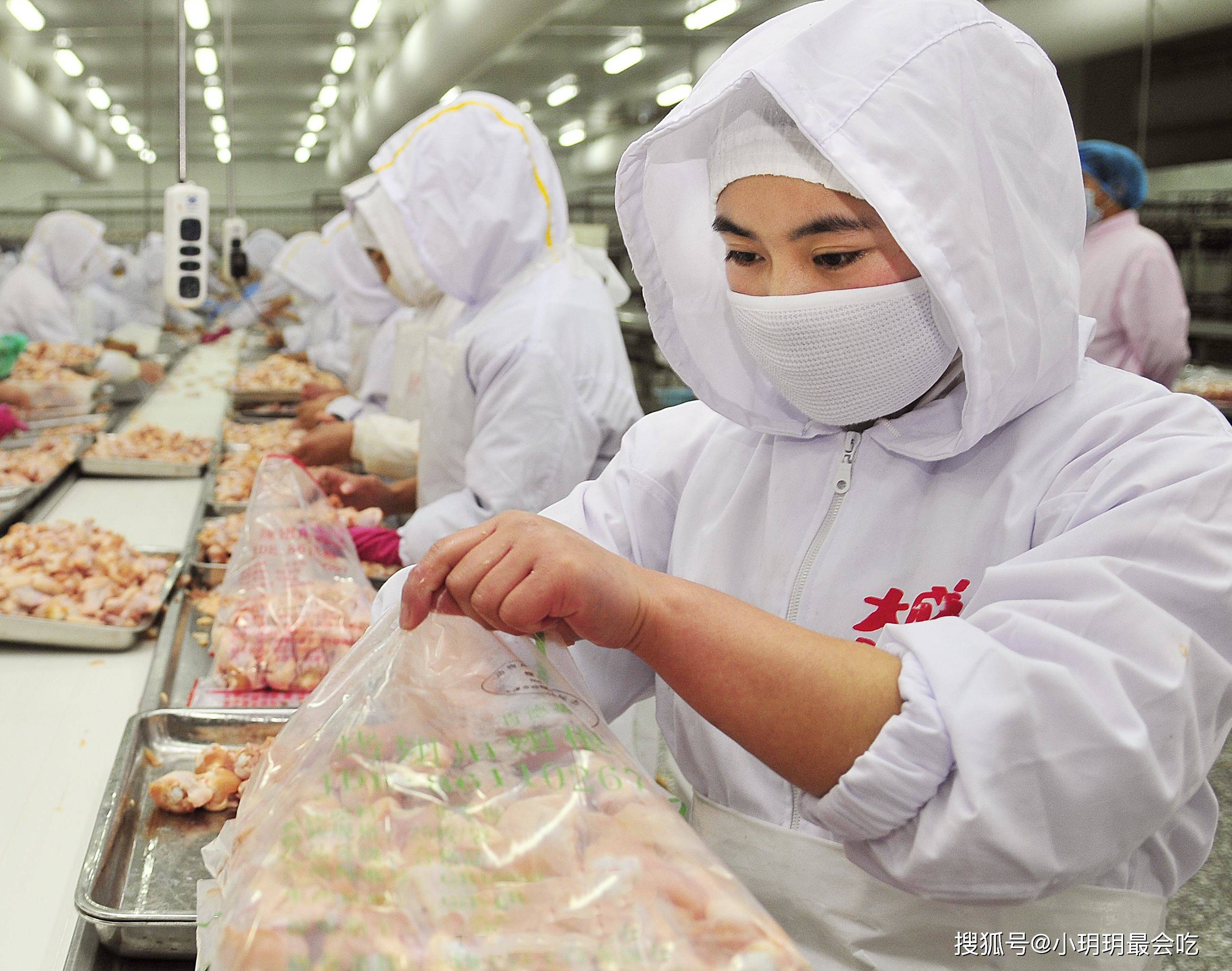超市跟街头的摊贩鸡爪主要来源于鸡肉加工厂