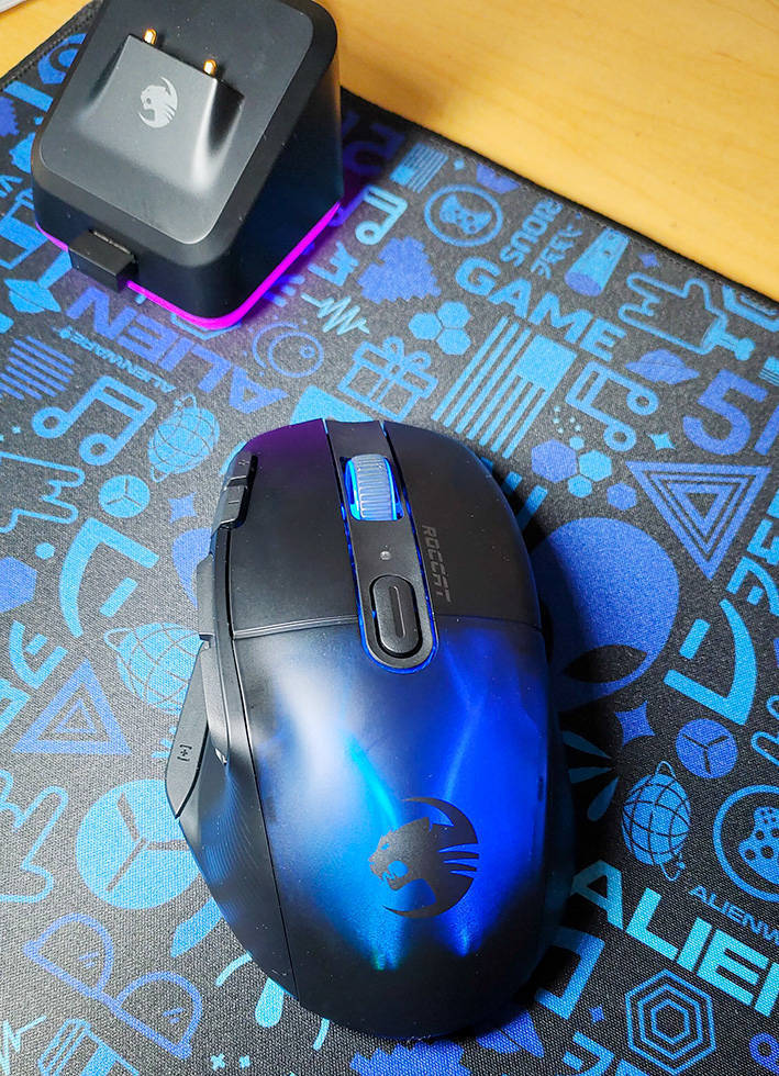 标配"手办摆台" 灯效颜值优秀 冰豹roccat kone xp air无线游戏鼠标