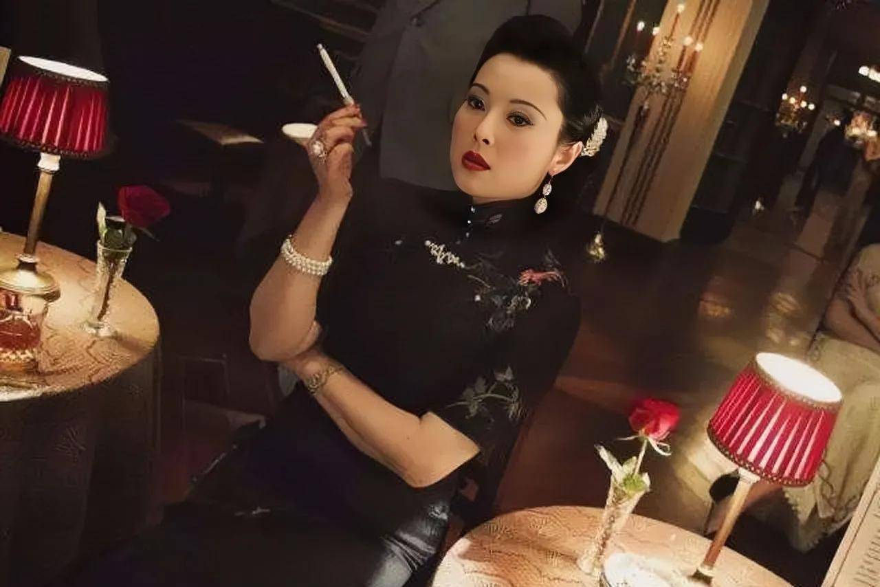 2010《大上海》而袁立在剧中,这种魅力,一般人都无法抵抗,想要拥入怀