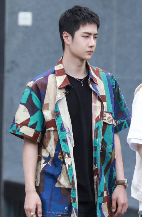 王一博新路透出炉,花衬衫显清爽帅气,烈日下紧皱眉变奶拽少年_节目组