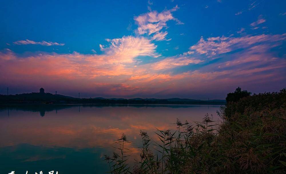 玫瑰湖畔秋意浓，层林尽染惹人醒