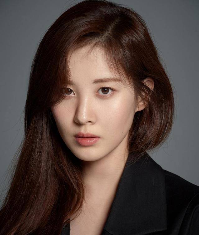 徐贤证件照撞脸宣美,或褪去少女时代忙内头衔,换公司成正确决定_气质