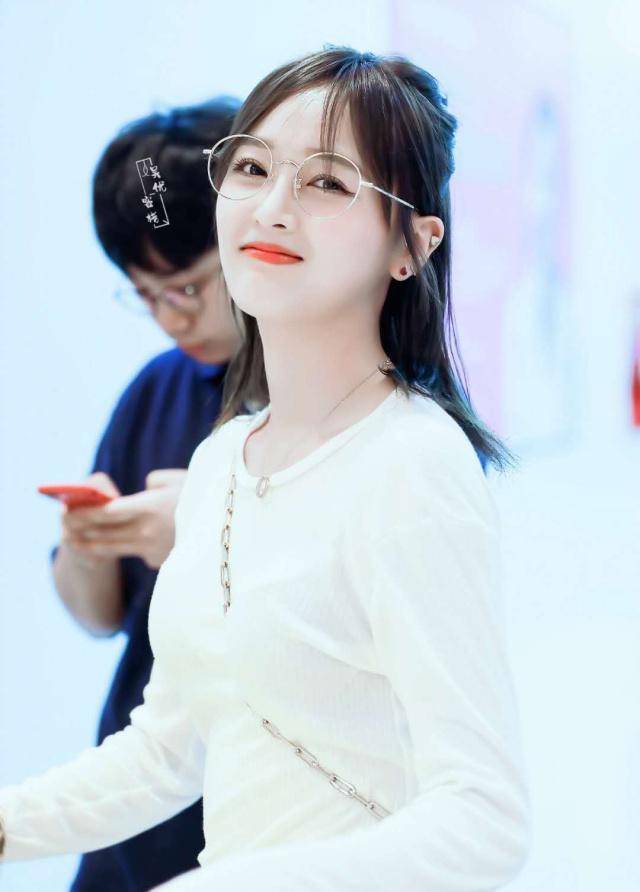 吴宣仪现身机场,穿纯白色上衣清纯似仙女,换新发型变身春日精灵_颜色