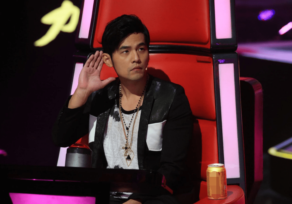 周杰伦确认加盟《好声音》,成"天降猛男"狂挽收视率,粉丝不满_周董