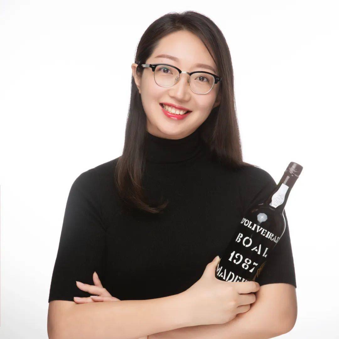 女儿张若曦为了自己能喝到,并将美妙的马德拉酒分享给更多人,大叔和