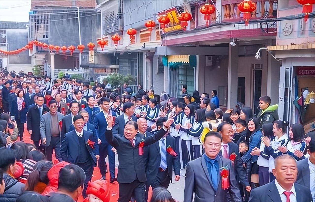 大长陇村除了吃的东西之外,还有一种很出名的灯笼.