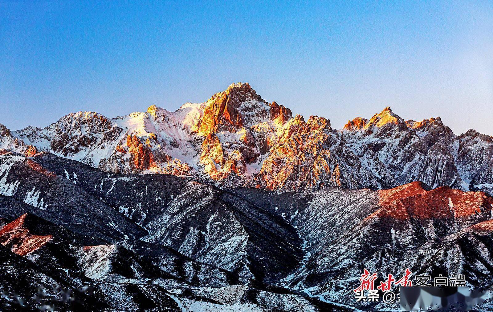 12月17日,位于天祝县乌鞘岭的马牙雪山白雪皑皑,巍峨壮观,气势磅礴