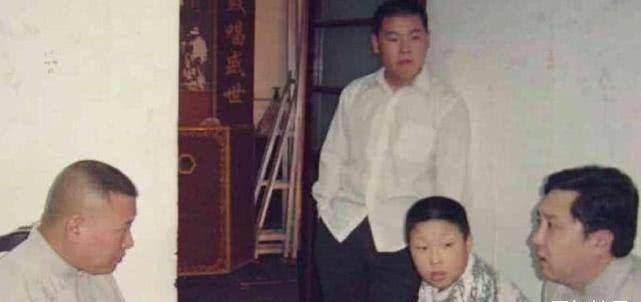 照片中可以看到,伙食不错各各不瘦脸都是胖乎乎的,郭德纲和于谦正在