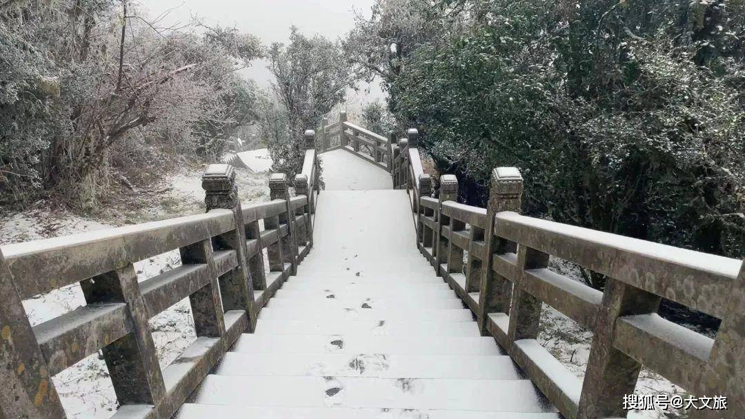 一夜入冬！云南大理鸡足山景区迎来今冬首场降雪！