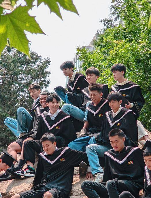 王俊凯毕业照被疯狂转发,我却在关注"右下角"男生,不出道等啥