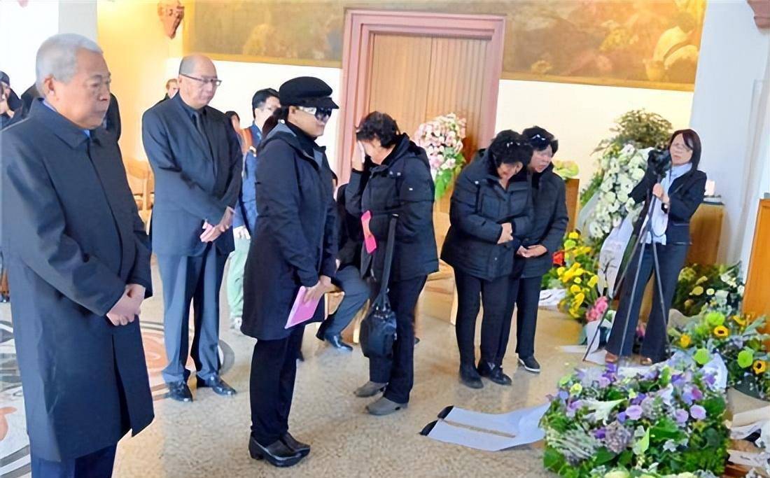 在2015年10月19日的晚上,56岁的索宝莉永远闭上了眼睛,她去世后,屈建