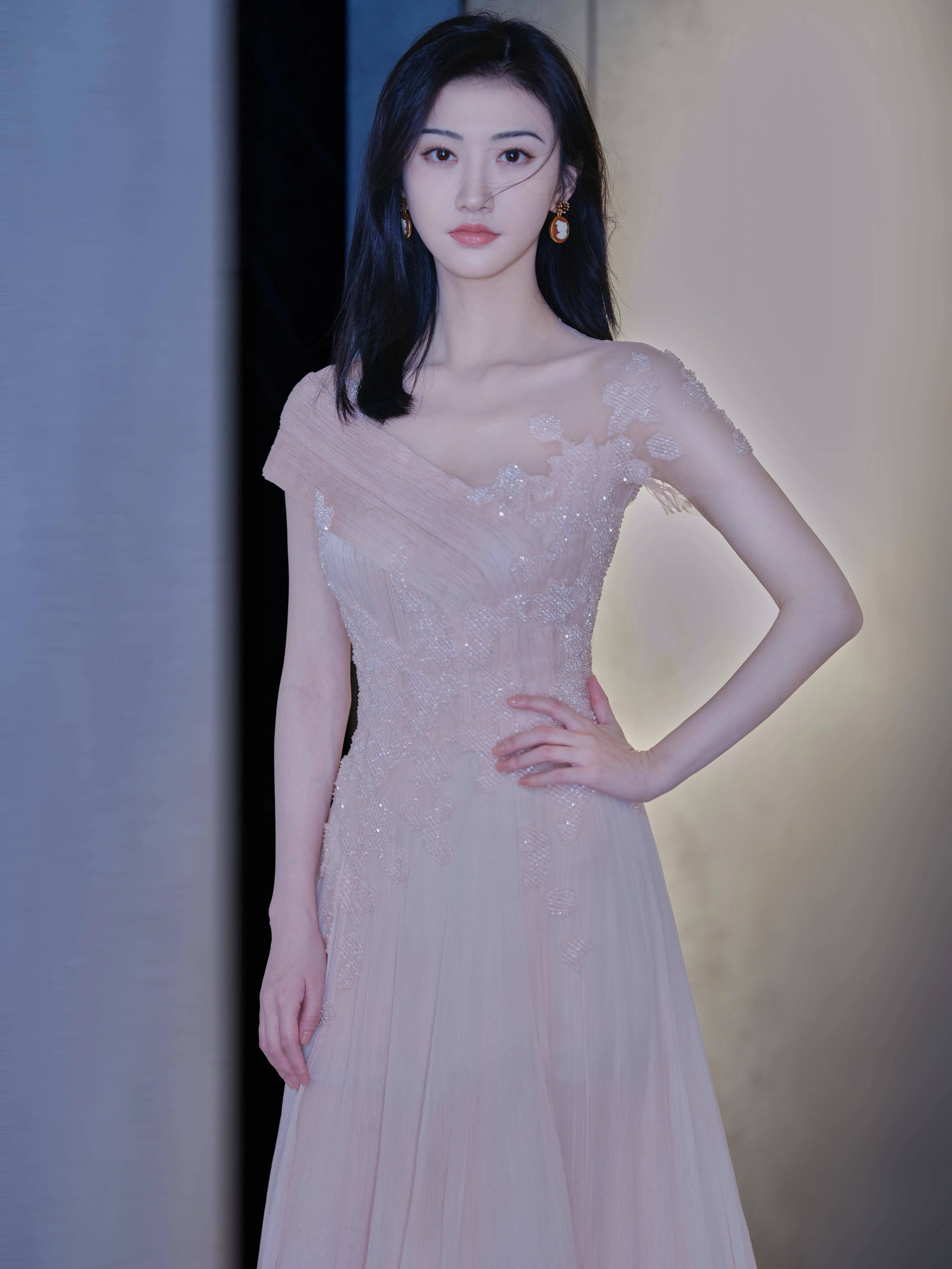 景甜改变穿搭风格?