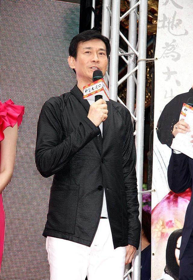 郑少秋穿出霸道总裁范,70岁活成40岁,网友:90后的少女都被撩到_保养