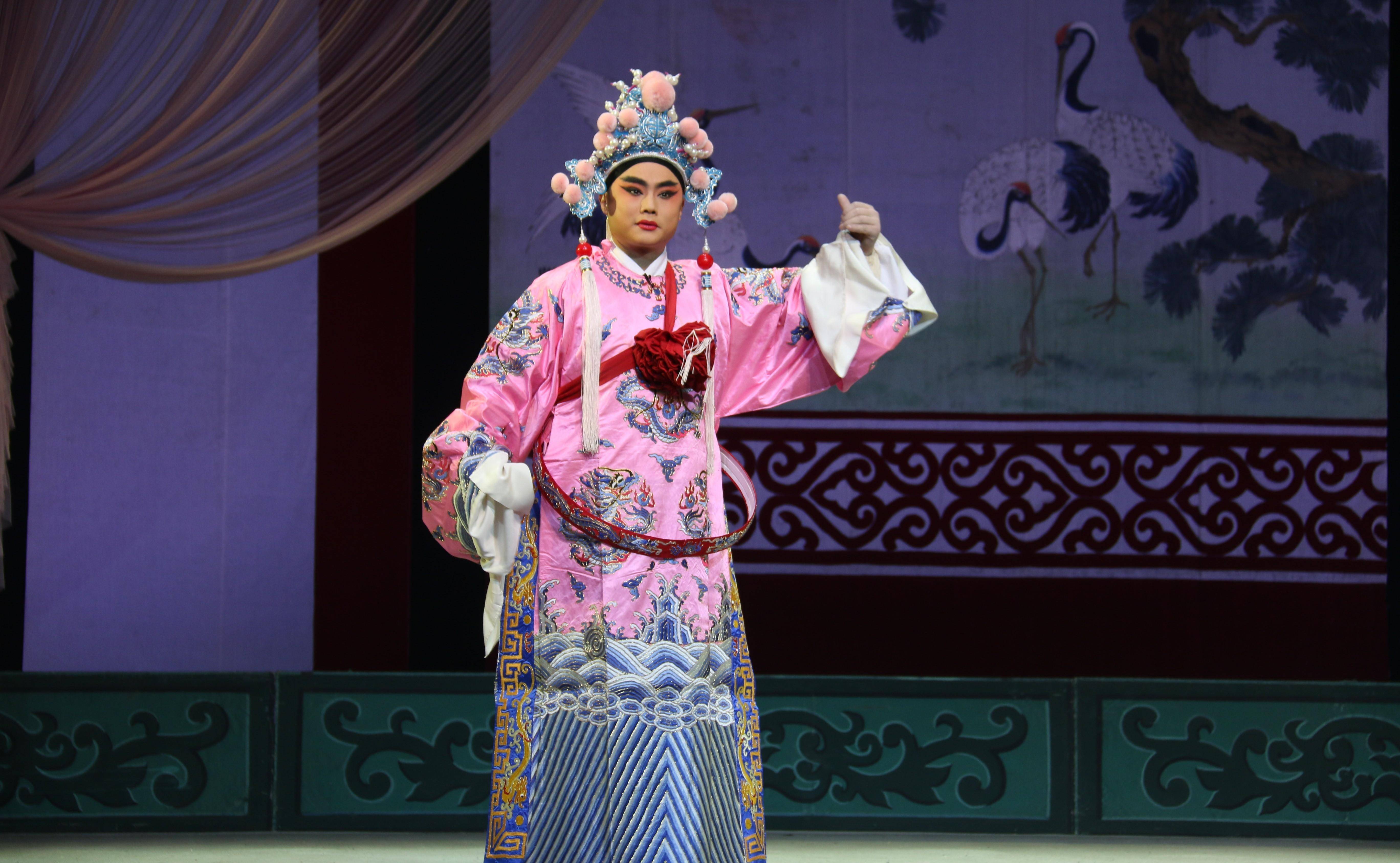 豫剧新版《抬花轿》复排背景原传统豫剧《抬花轿》,又名《香囊记》,是