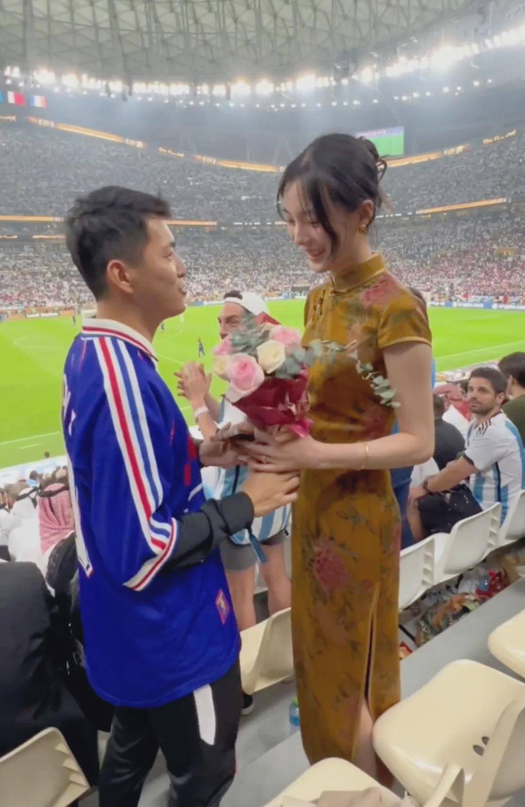 世界杯决赛上演求婚大戏拿鲜花戒指摆拍求婚