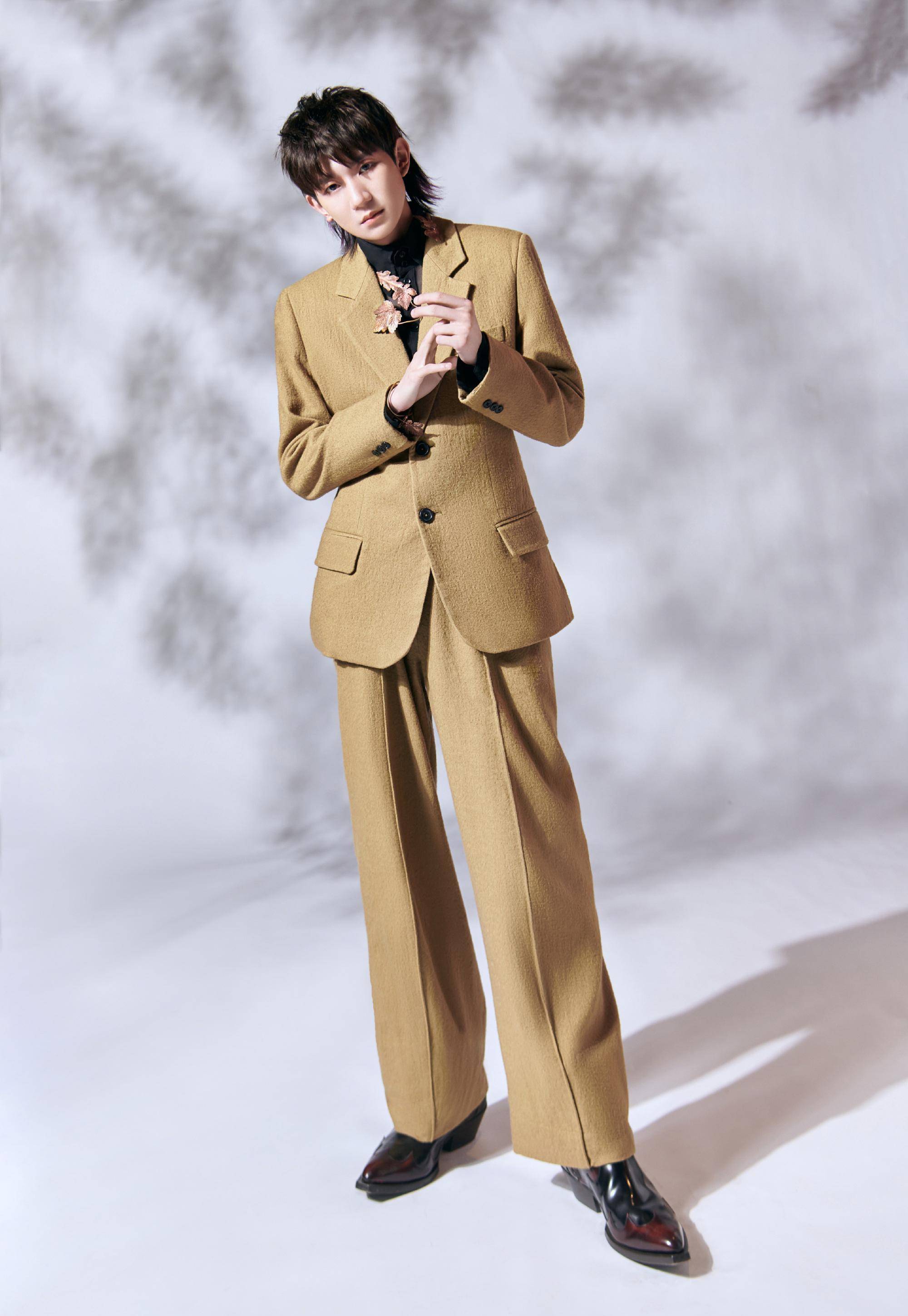 王源回成名前的地下通道唱歌,黑t恤配牛仔裤,忆苦思甜不忘初心