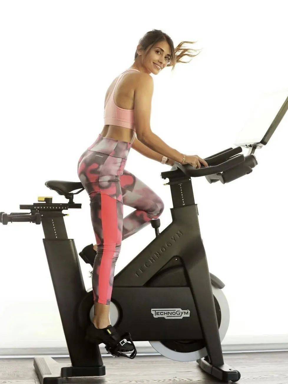 梅西的吻,给了大力神杯和她_安东内拉_阿根廷_世界杯