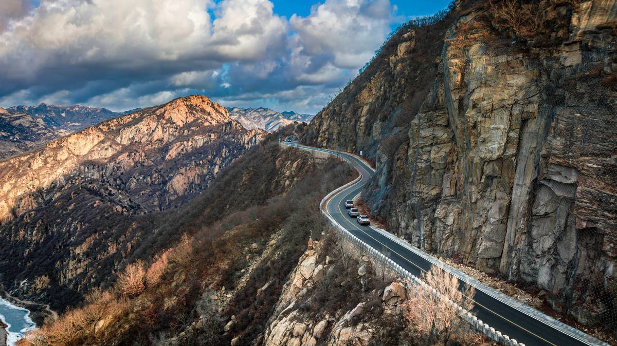 驶离盘山路进入山区，沙石、多坑路况让试驾之旅变得坎坷，然而山海炮由此才正式进入主场