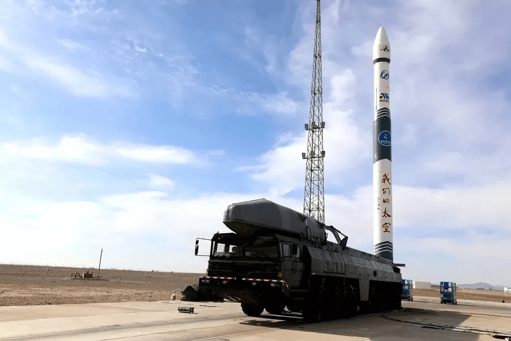 从黑烟滚滚中腾空而起,是长征11火箭发射的样子,像极了洲际导弹_弹道