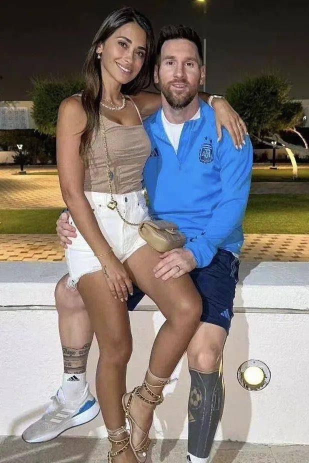 梅西的吻,给了大力神杯和她_安东内拉_阿根廷_世界杯