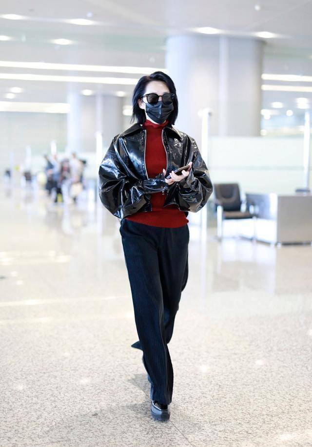 许晴穿皮衣配长裤,50多岁还跟小姑娘似的,穿着帅气又个性_显得_黑色