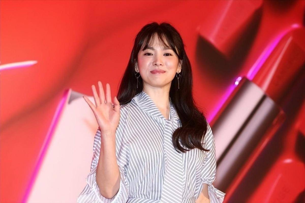 81年的宋慧乔逃过中年发福,穿条纹裙气质像学生妹,美得有书卷气_衬衫