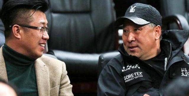 58岁李永波罕见现身,下课三年生活悠闲,双下巴明显发福严重_身材_压力